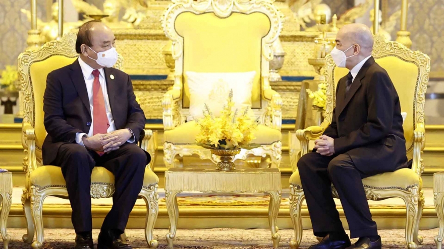 State President Phuc meets Cambodian King Sihamoni